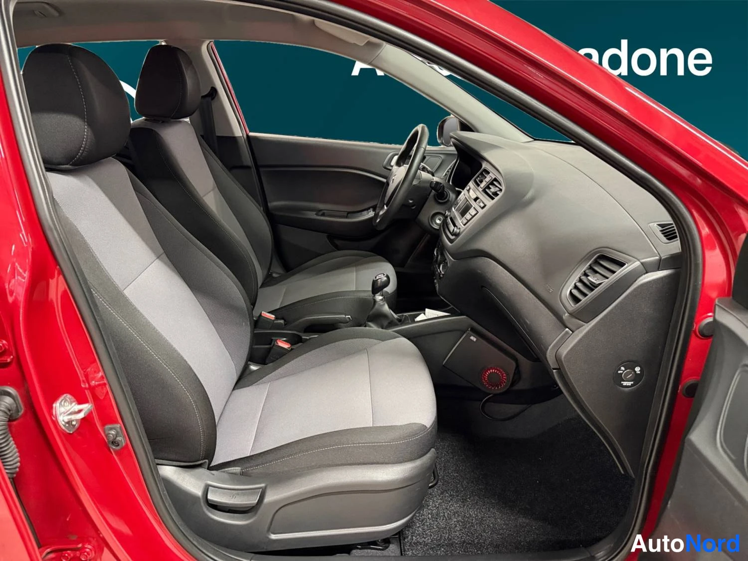 Punainen Hyundai I20 2017, etuistuimet, kuva 11