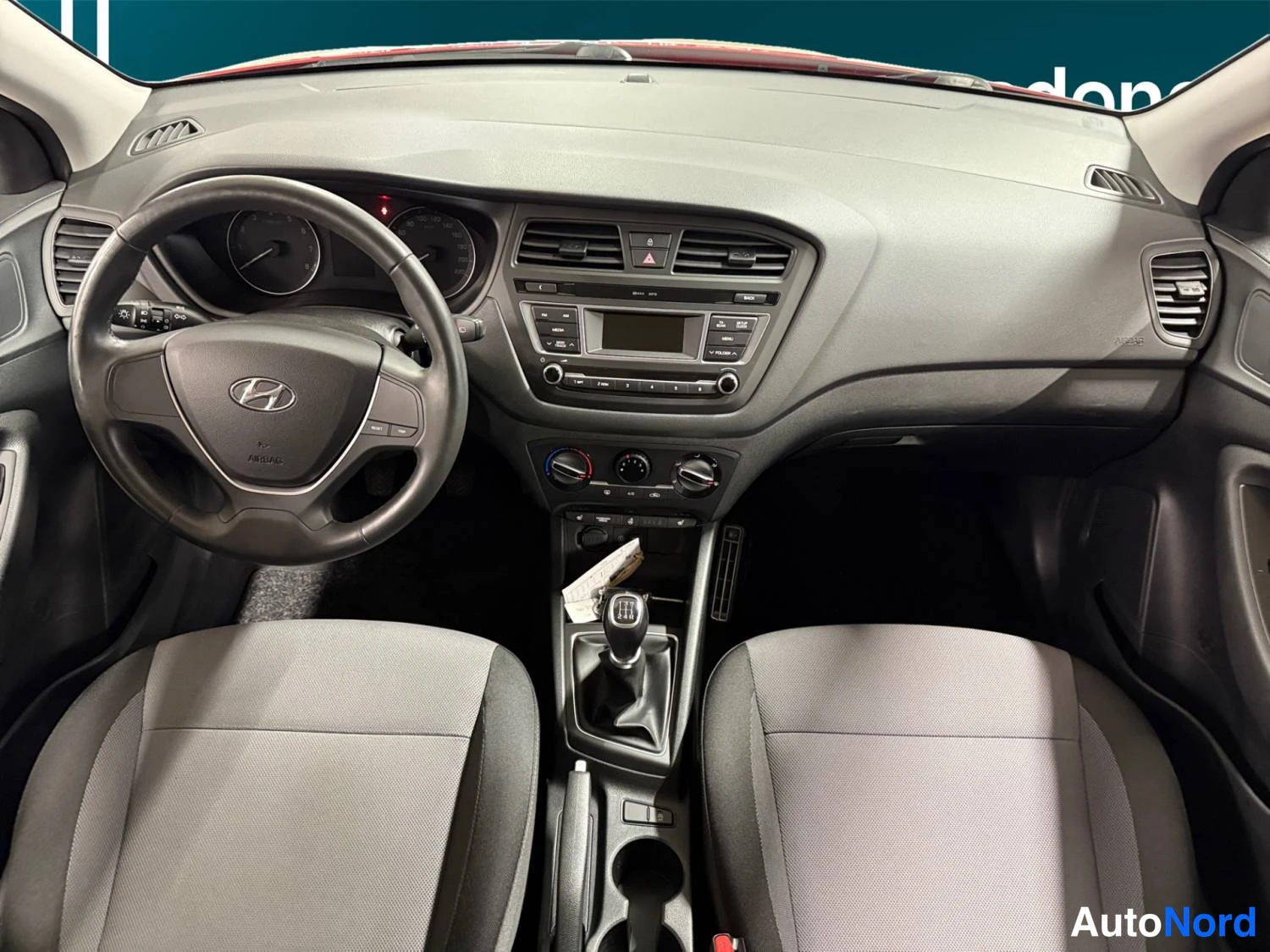 Punainen Hyundai I20 2017, ohjaamo, kuva 10