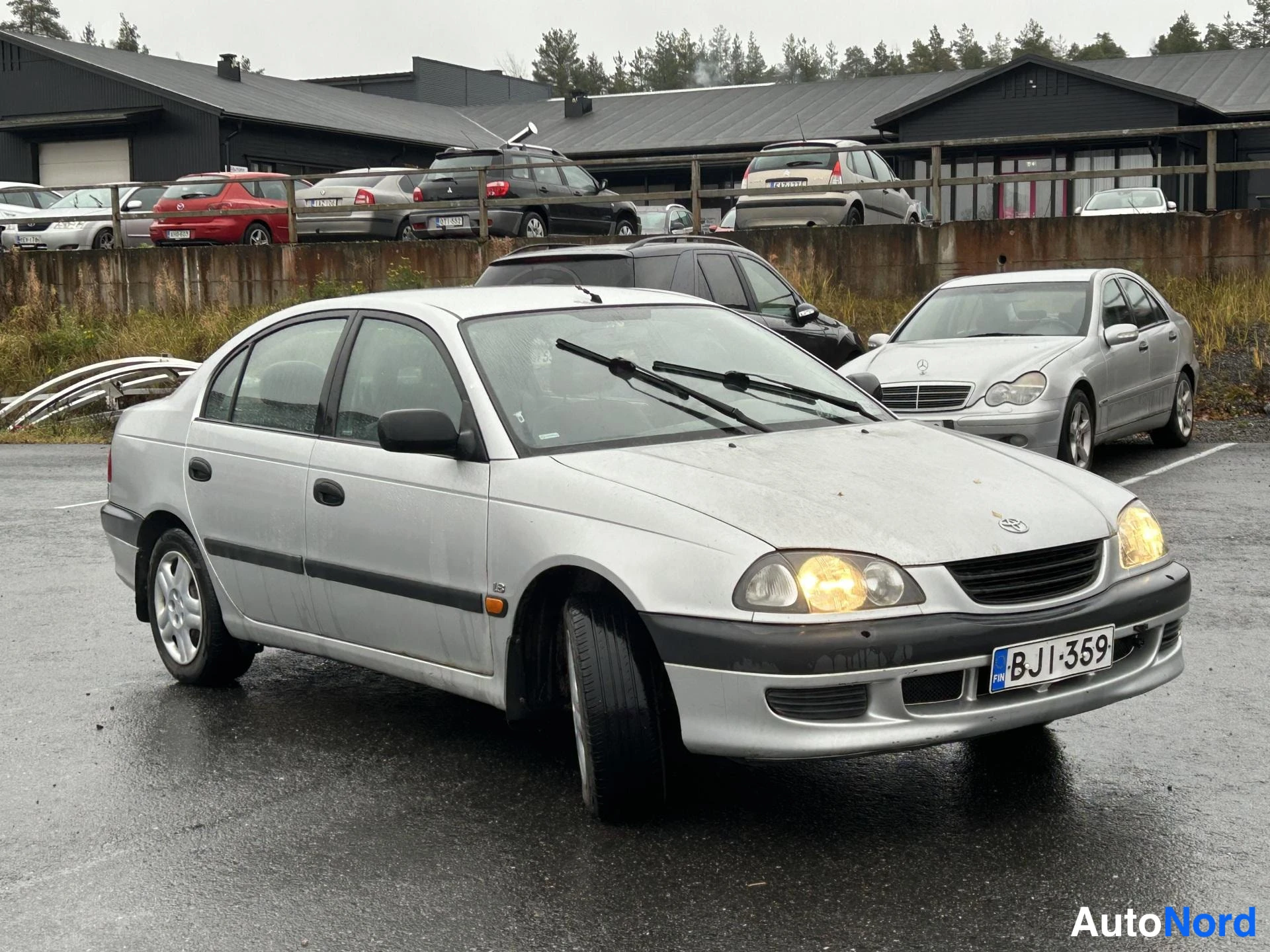Harmaa Toyota Avensis 1998, etuviisto, keula oikealle, kuva 2