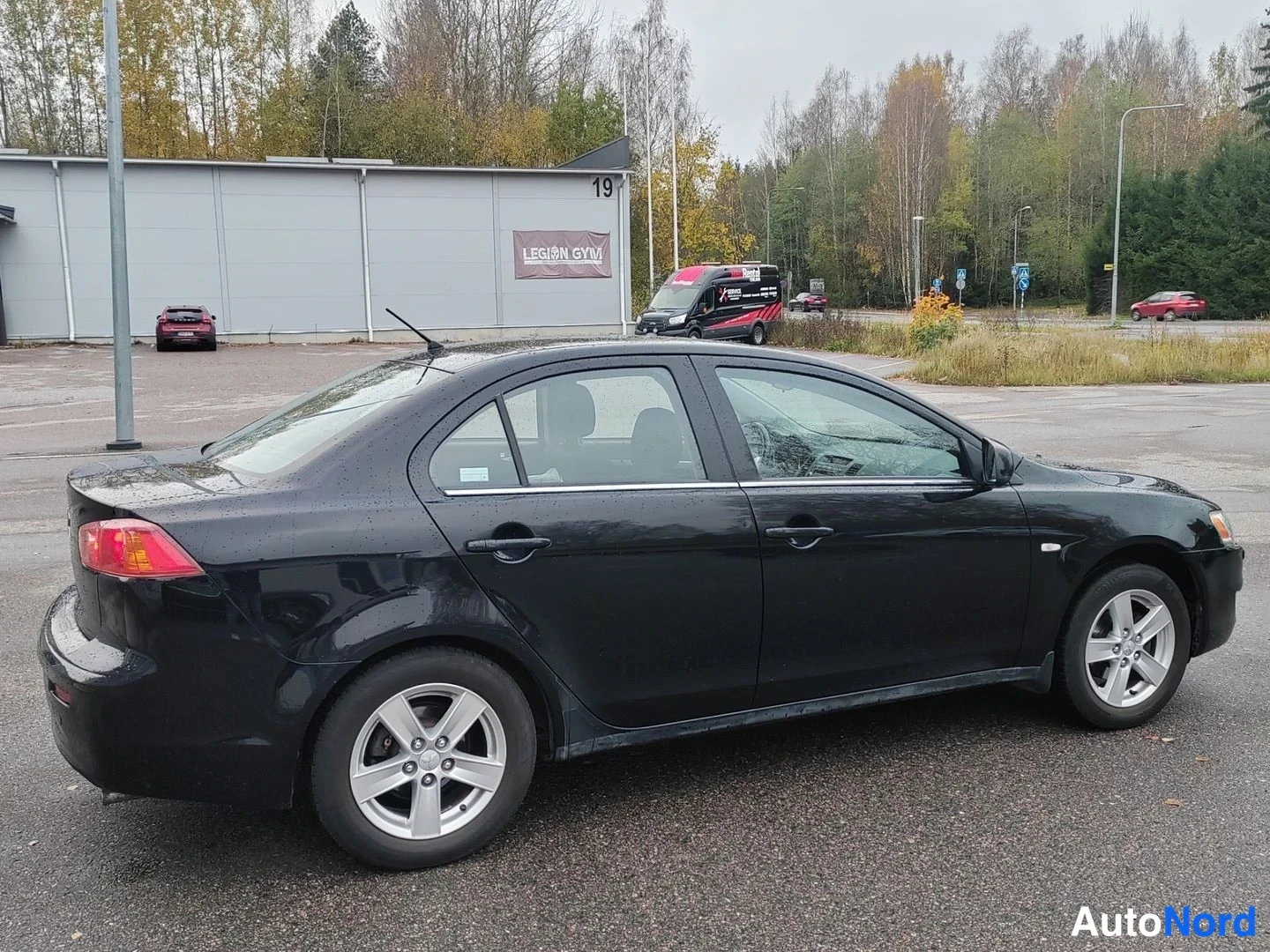 Svart Mitsubishi Lancer 2008, från sidan, bild 4