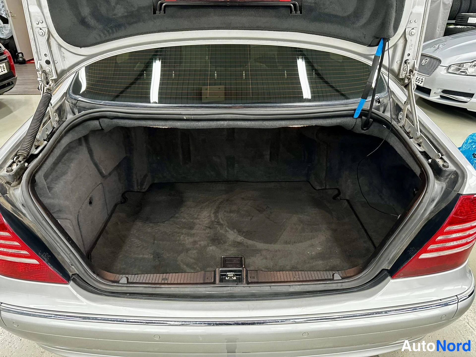 Silver Mercedes-Benz S 350 2005, bagageutrymme, bild 18