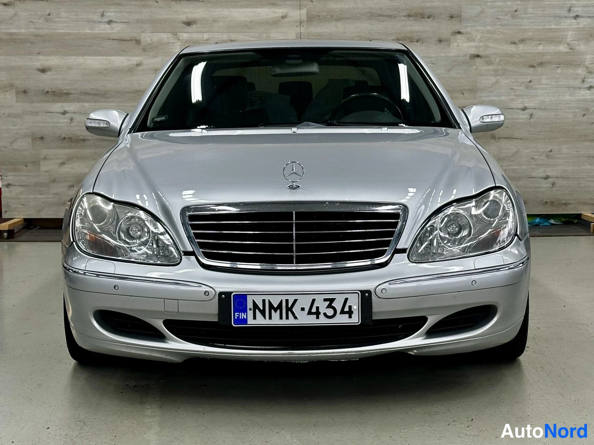 Silver Mercedes-Benz S 350 2005, framifrån, bild 4