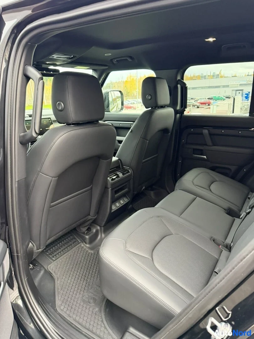 Musta Land Rover Defender 2026, takaistuimet, kuva 11