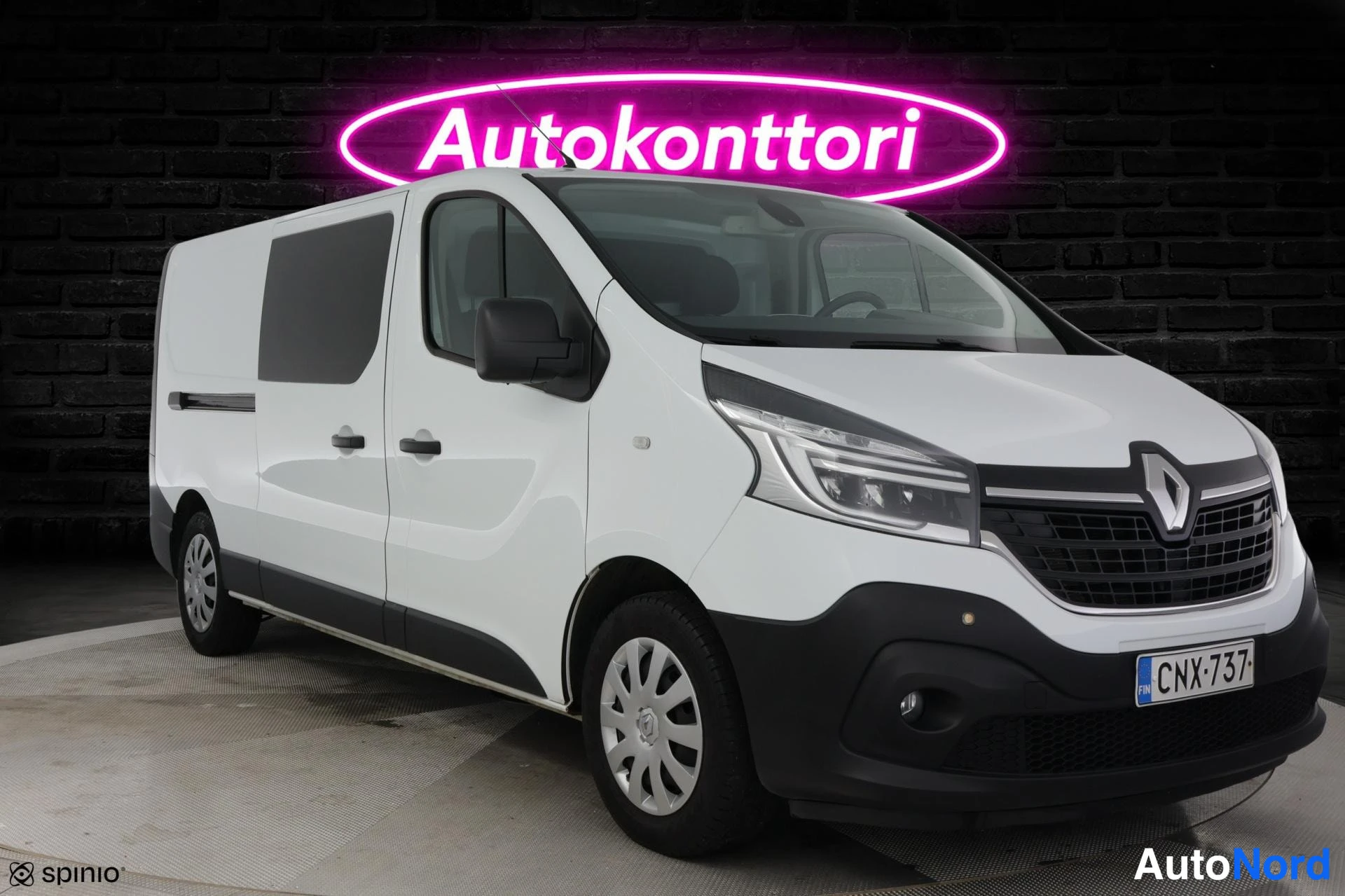 Valkoinen Renault Trafic 2020, etuviisto, keula oikealle, kuva 2