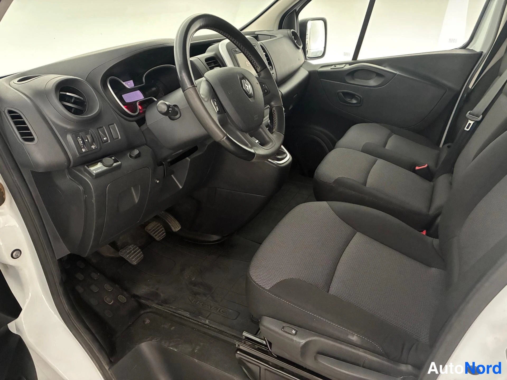 Valkoinen Renault Trafic 2020, ohjaamo, kuva 7