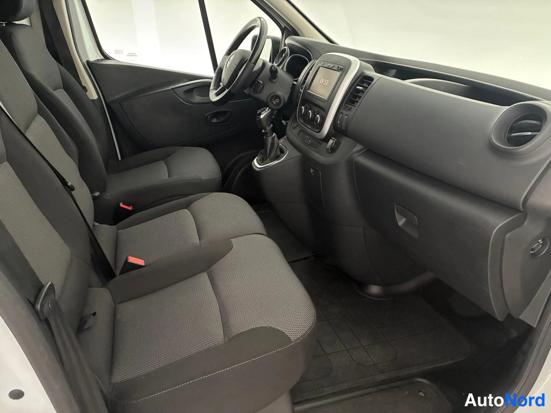 Valkoinen Renault Trafic 2020, etuistuimet, kuva 8