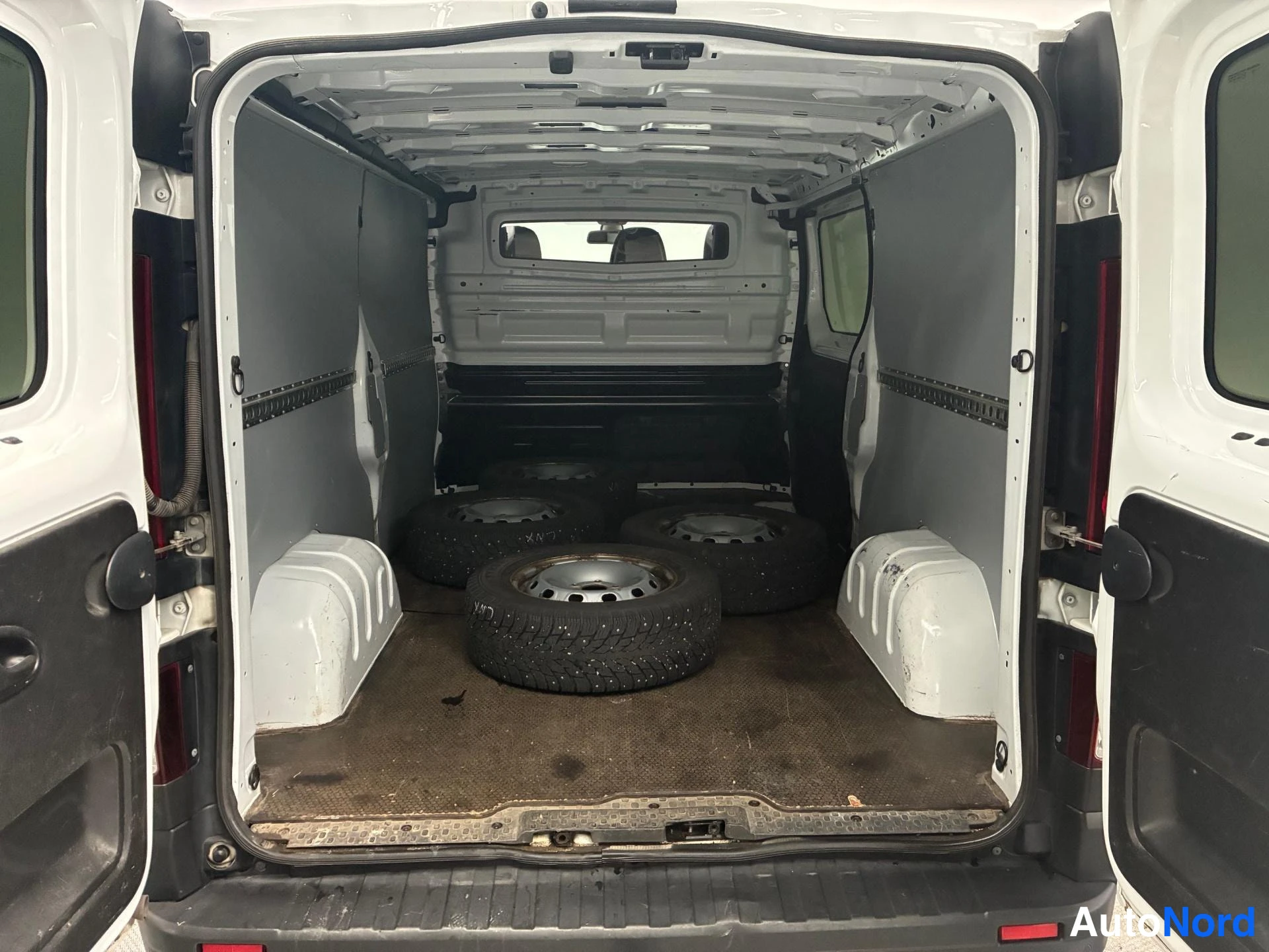 Valkoinen Renault Trafic 2020, tavaratila, kuva 9