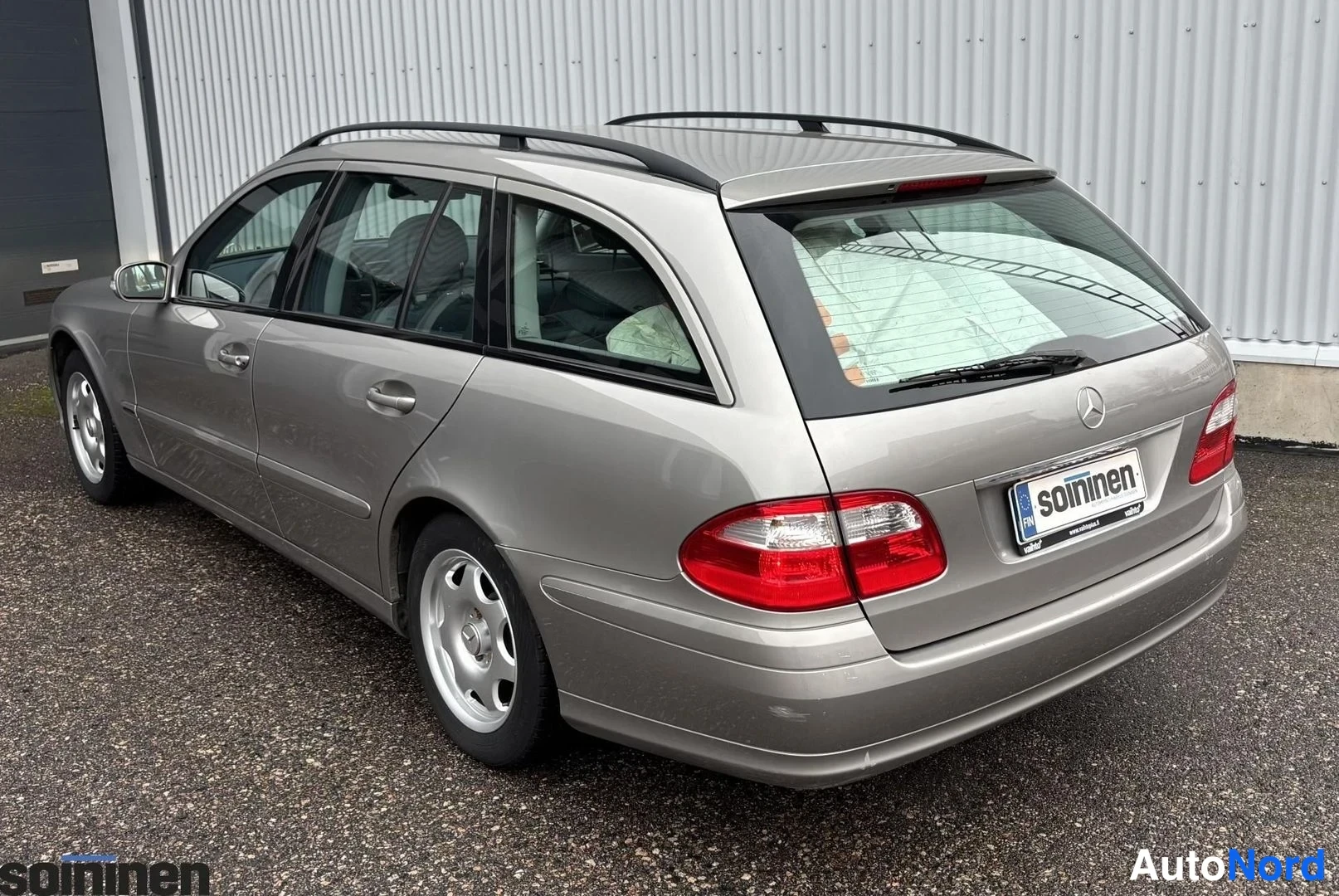 Grå Mercedes-Benz E 200 2004, snett bakifrån, bild 5