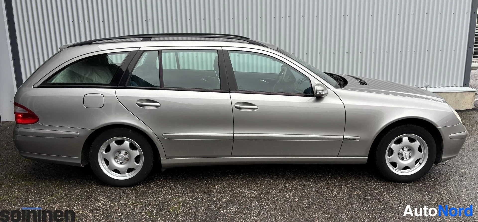Grå Mercedes-Benz E 200 2004, snett framifrån, fronten åt höger, bild 4
