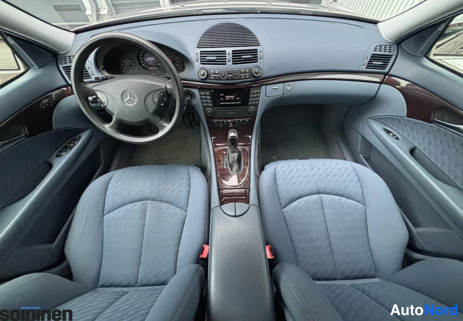 Grå Mercedes-Benz E 200 2004, förarplats, bild 8