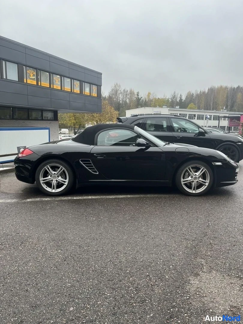 Musta Porsche Boxster 2009, sivulta, kuva 2