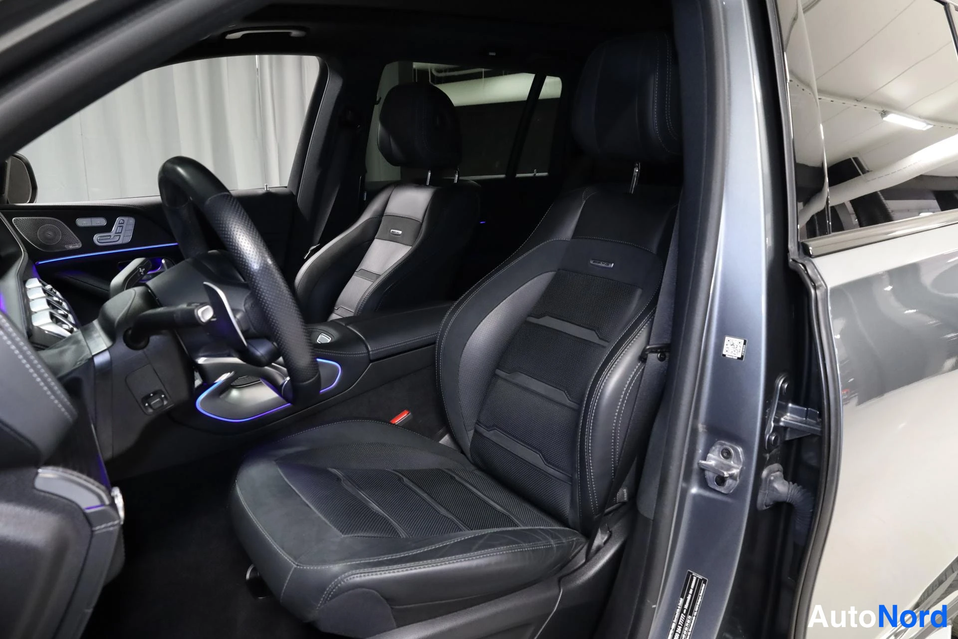 Harmaa Mercedes-Benz GLS 2022, ohjaamo, kuva 9