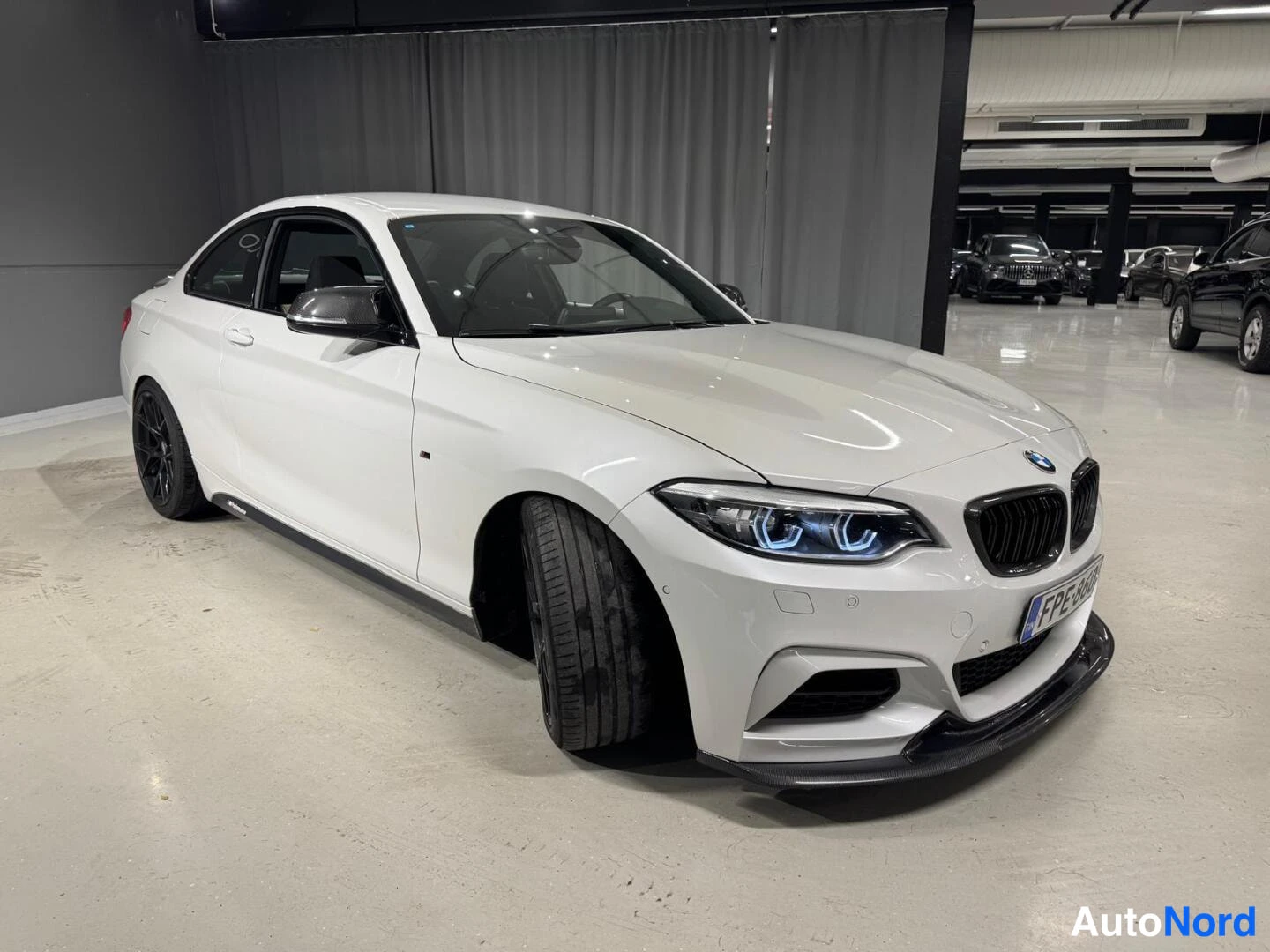 Valkoinen BMW M240i 2017, etuviisto, keula oikealle, kuva 5