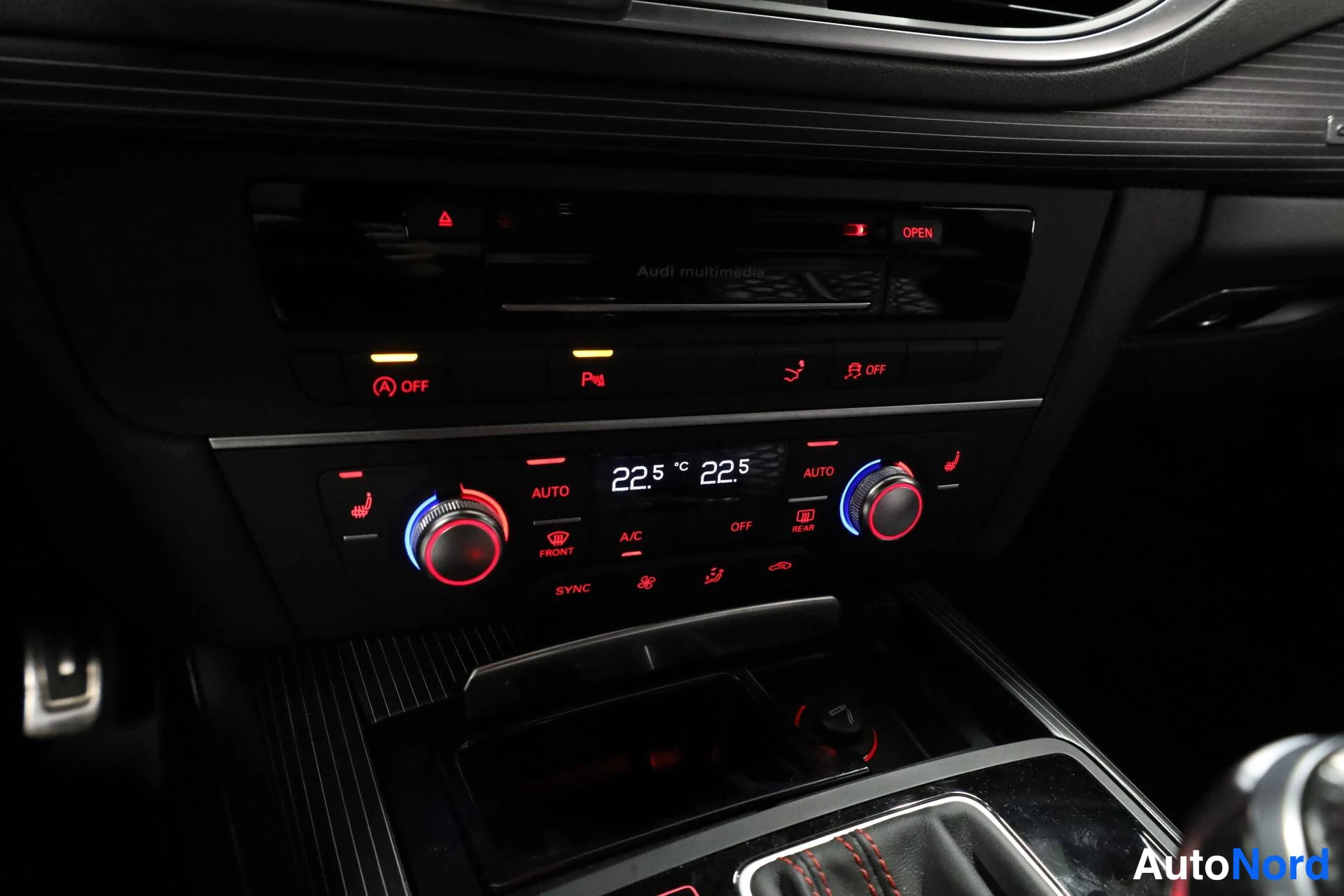 Musta Audi A7 2016, ohjaamo, kuva 13