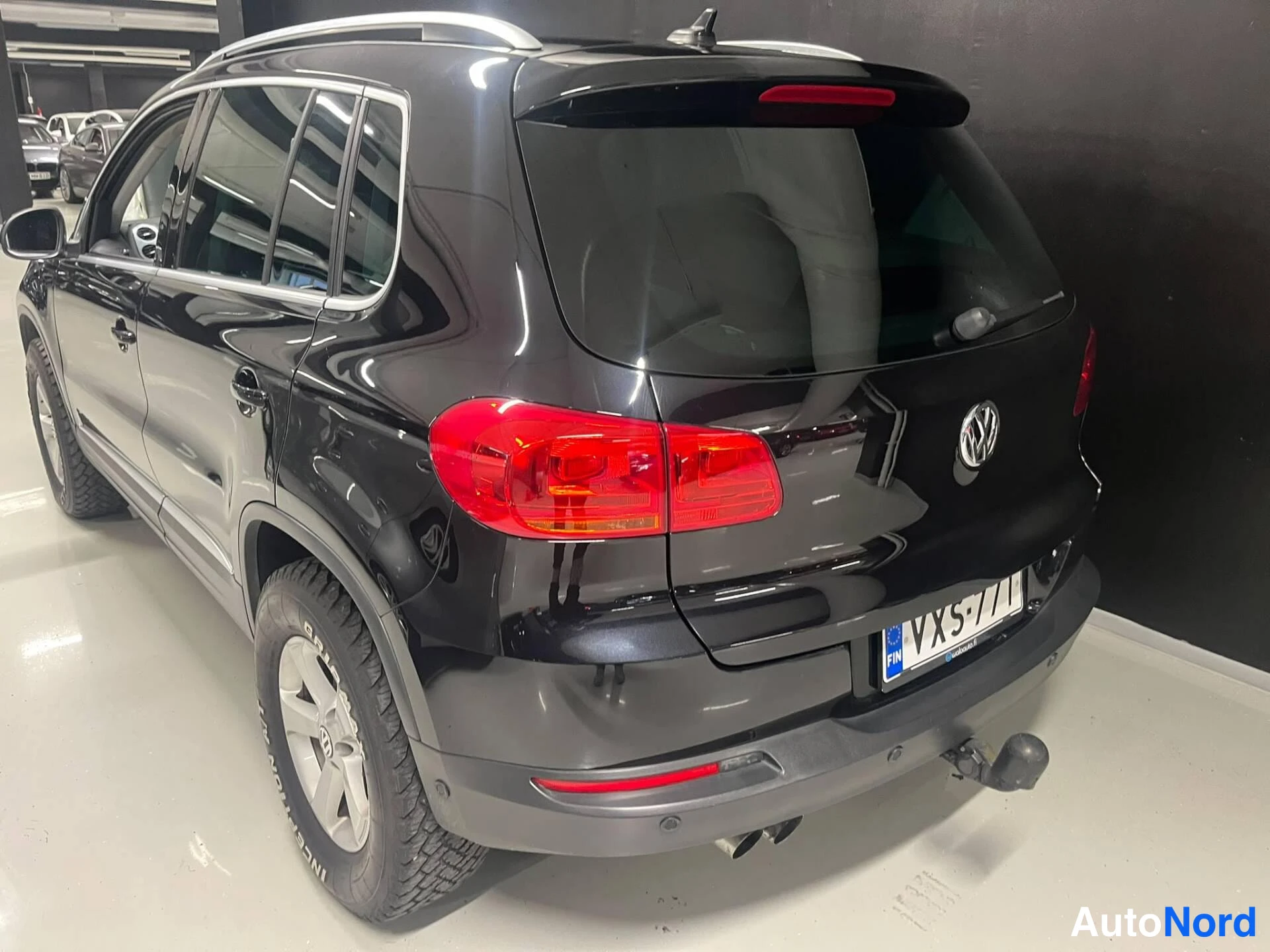 Musta Volkswagen Tiguan 2015, takaviisto, kuva 4