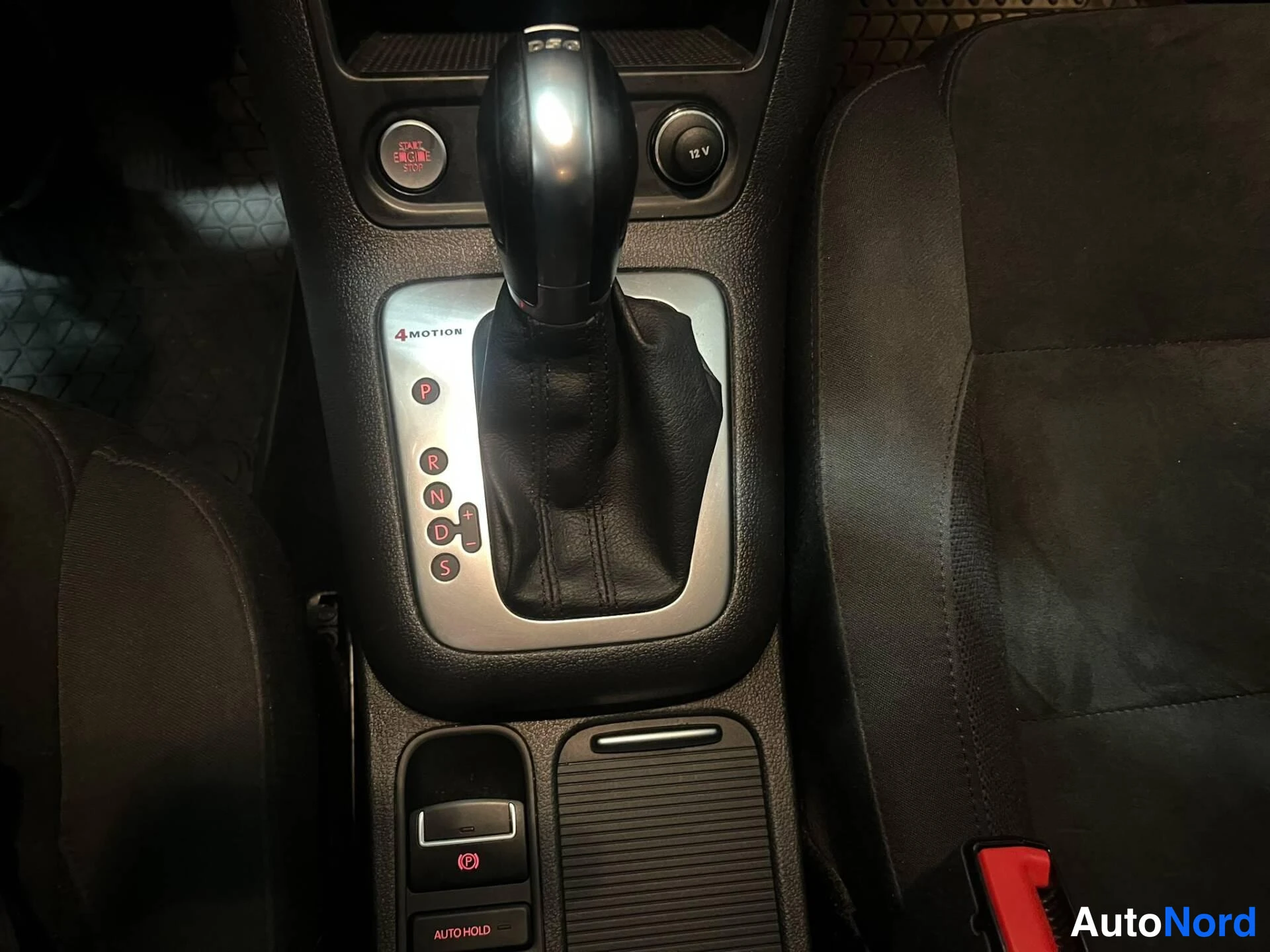 Musta Volkswagen Tiguan 2015, yksityiskohta, kuva 11