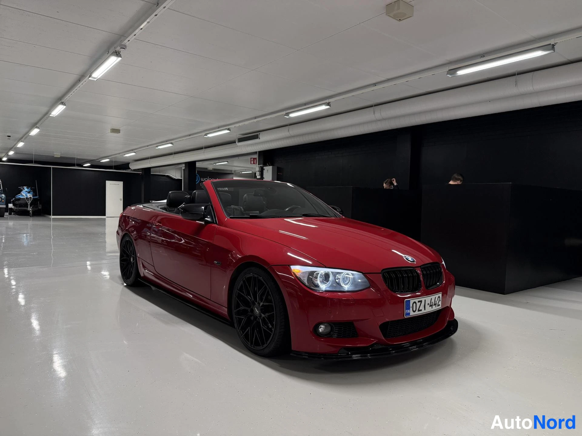 Punainen BMW 335i 2011, etuviisto, keula oikealle, kuva 2