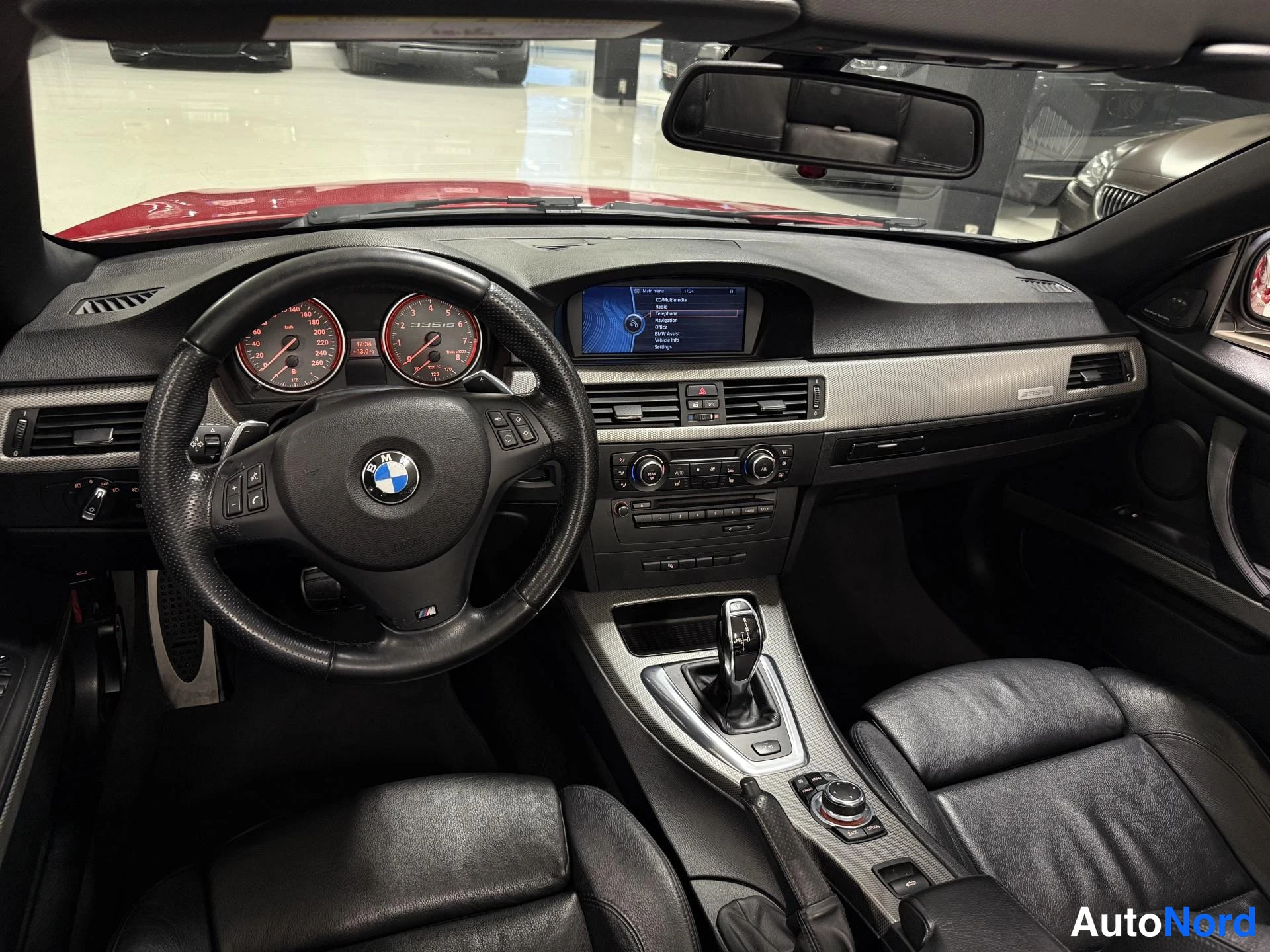 Punainen BMW 335i 2011, ohjaamo, kuva 6