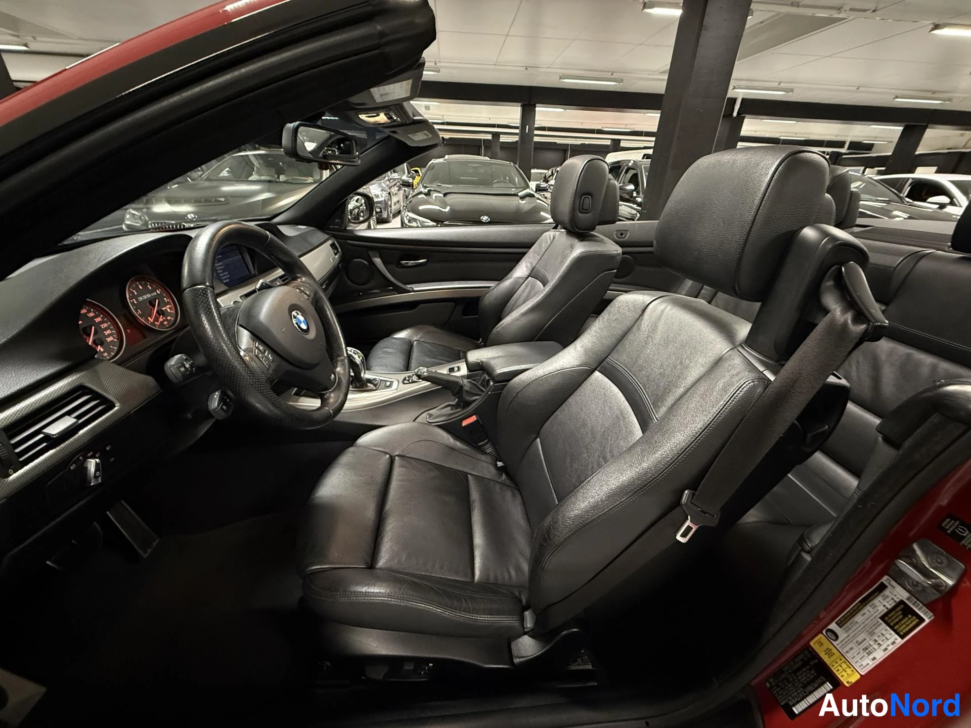 Punainen BMW 335i 2011, etuistuimet, kuva 7
