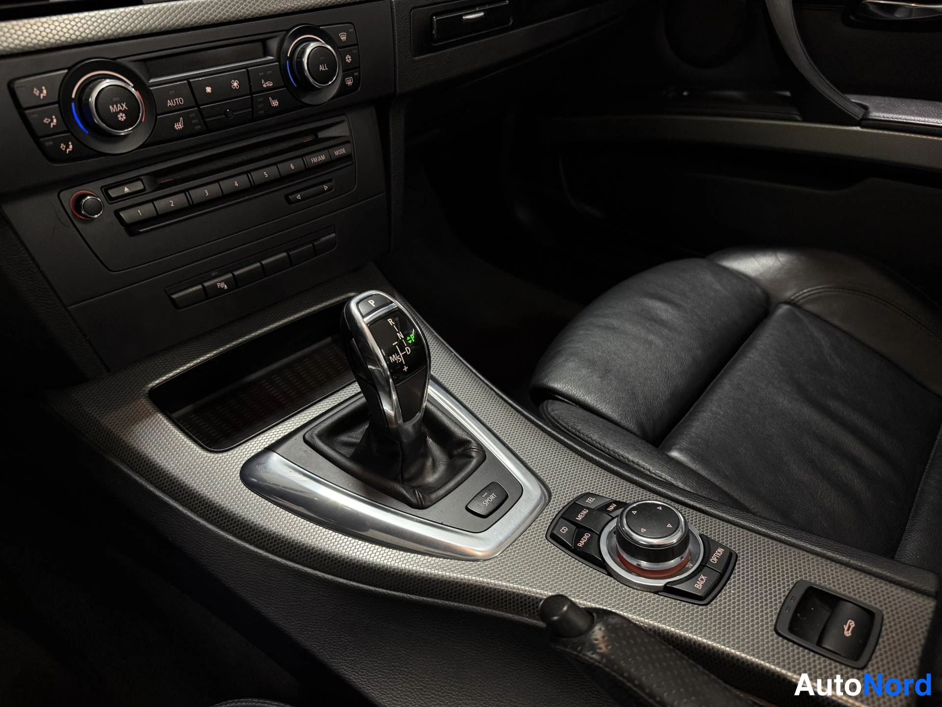Punainen BMW 335i 2011, yksityiskohta, kuva 9