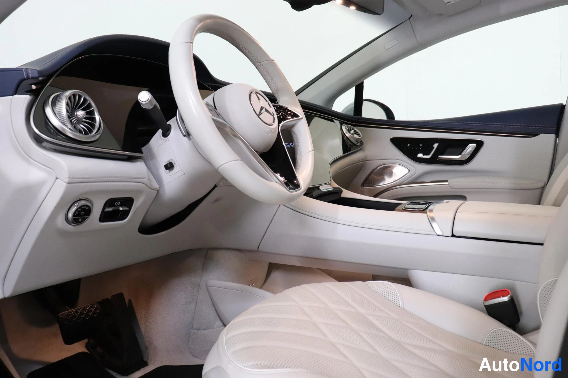 Grå Mercedes-Benz EQS 2022, förarplats, bild 7