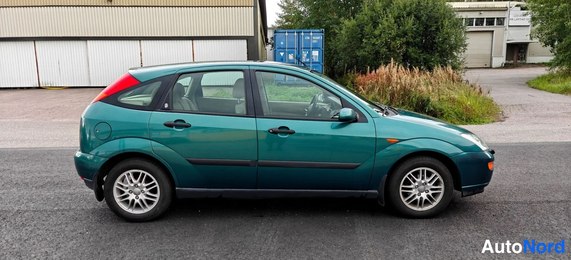 Vihreä Ford Focus 1999, sivulta, kuva 4