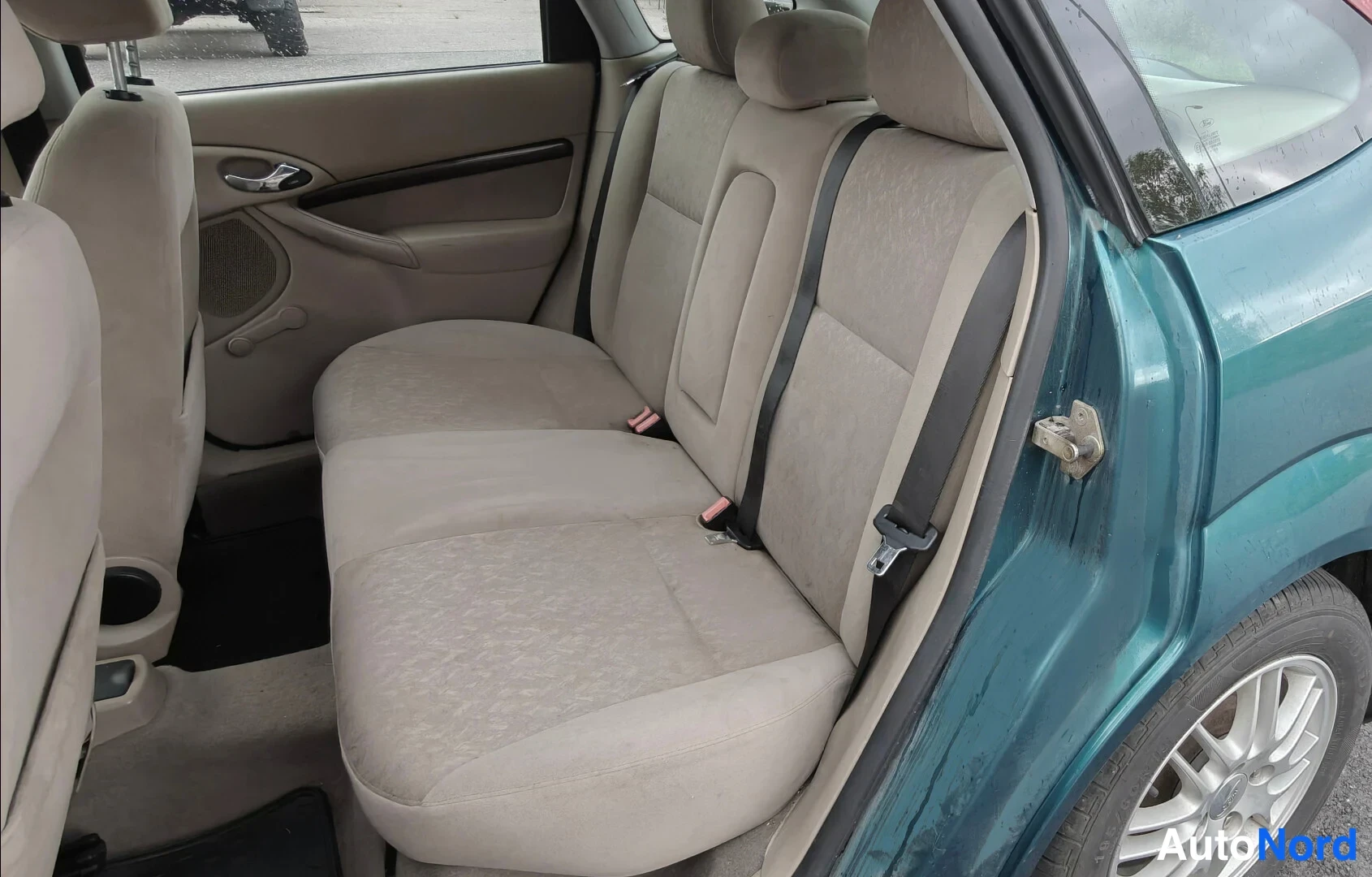 Vihreä Ford Focus 1999, takaistuimet, kuva 9